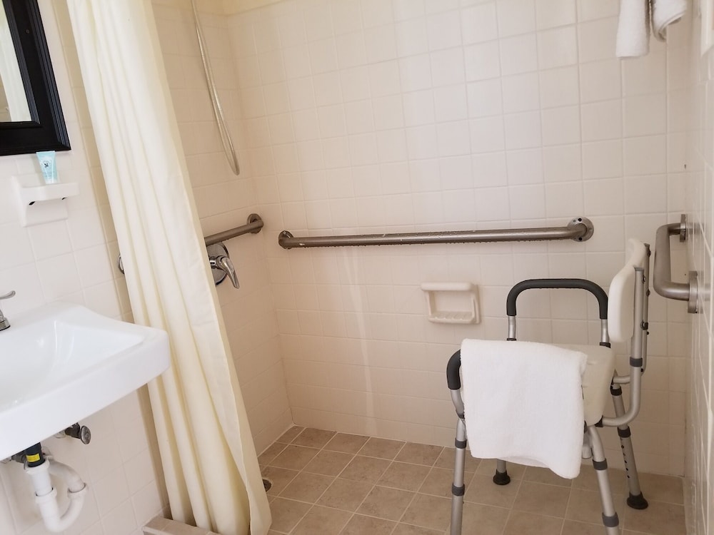 Parkway Inn Airport Motel 26/56