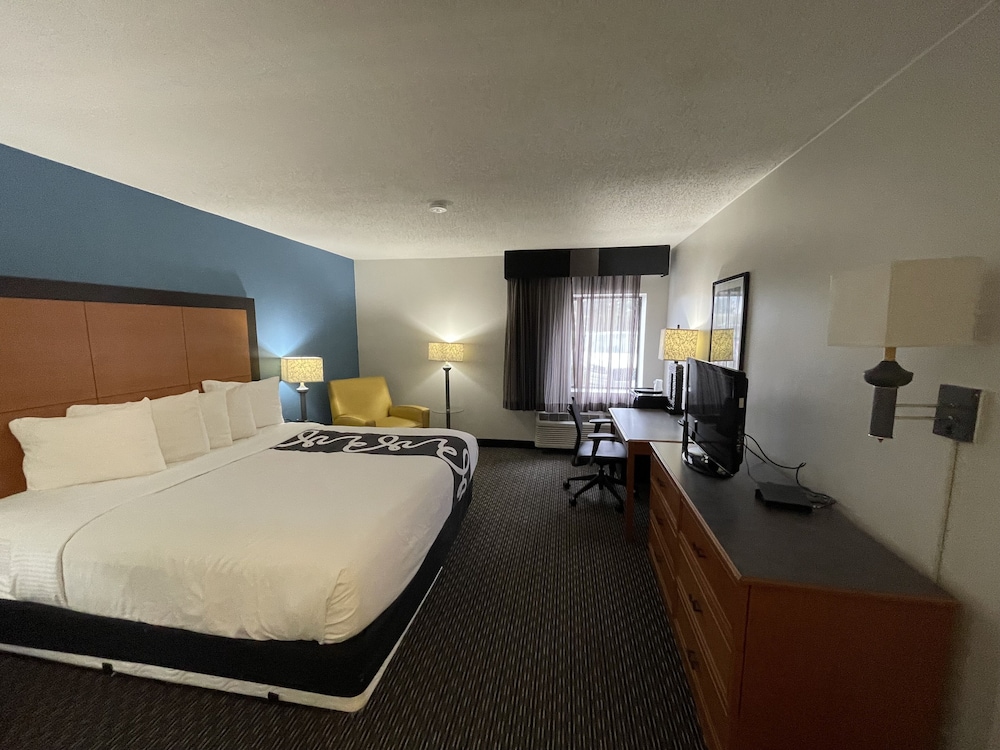 DELUXE, SUITE, KING BED
