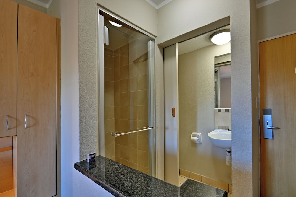 Room, Twin Beds, Road Lodge Carnival City 7/10