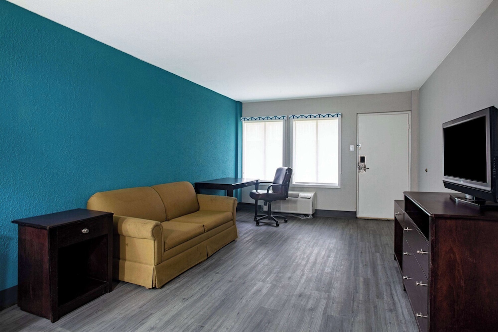 Days Inn By Wyndham Mobile I-65 16/25