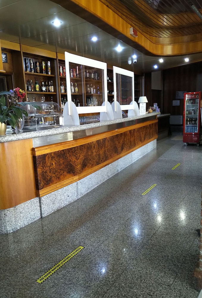 HOTEL ROUTE 9 8/50
