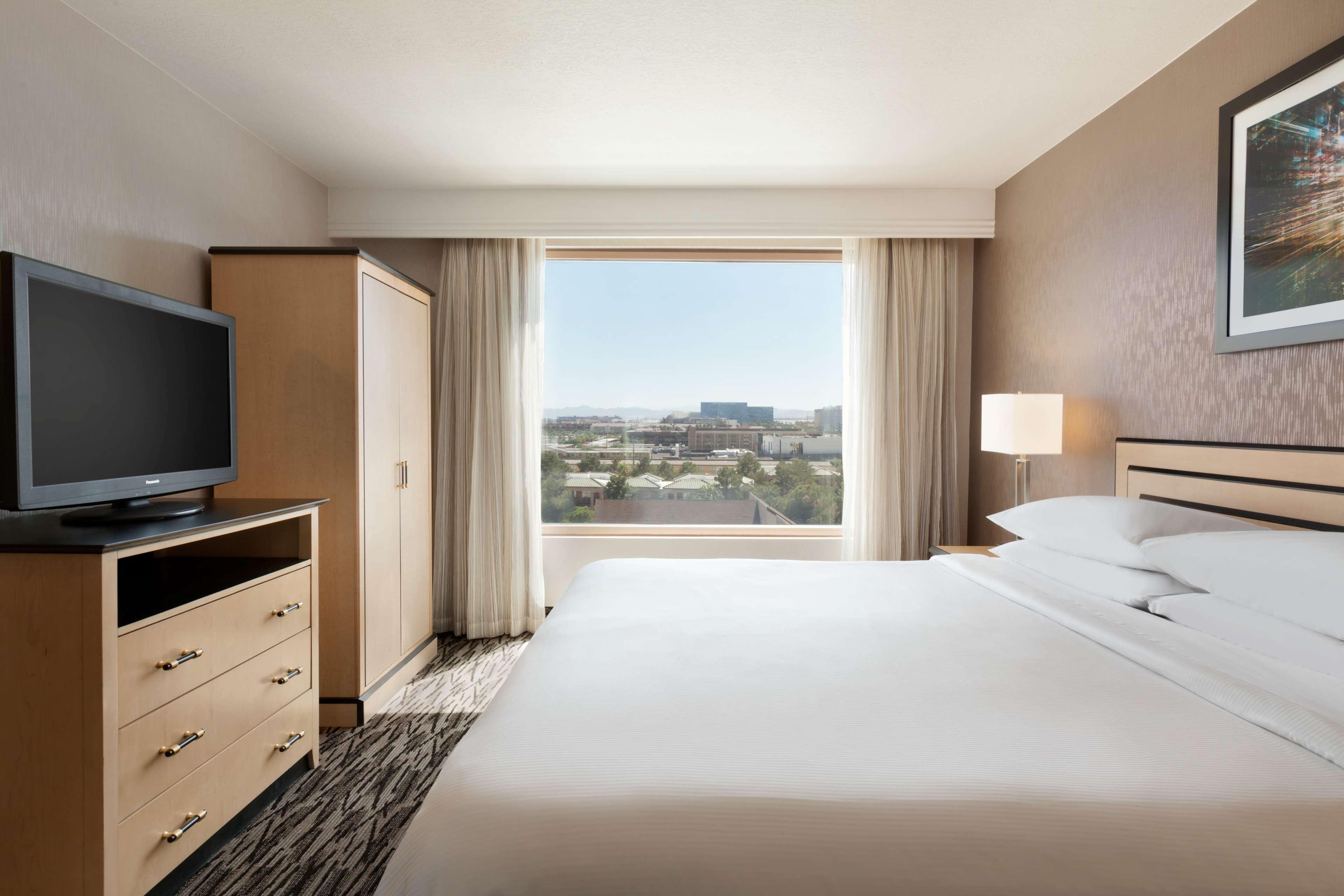 CONFERENCE, 3 ROOMS, SUITE, KING BED