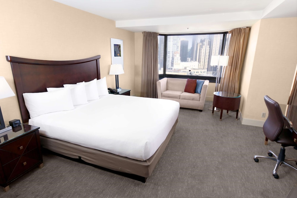 DELUXE, KING BED, WITH VIEW, ACCESSIBLE