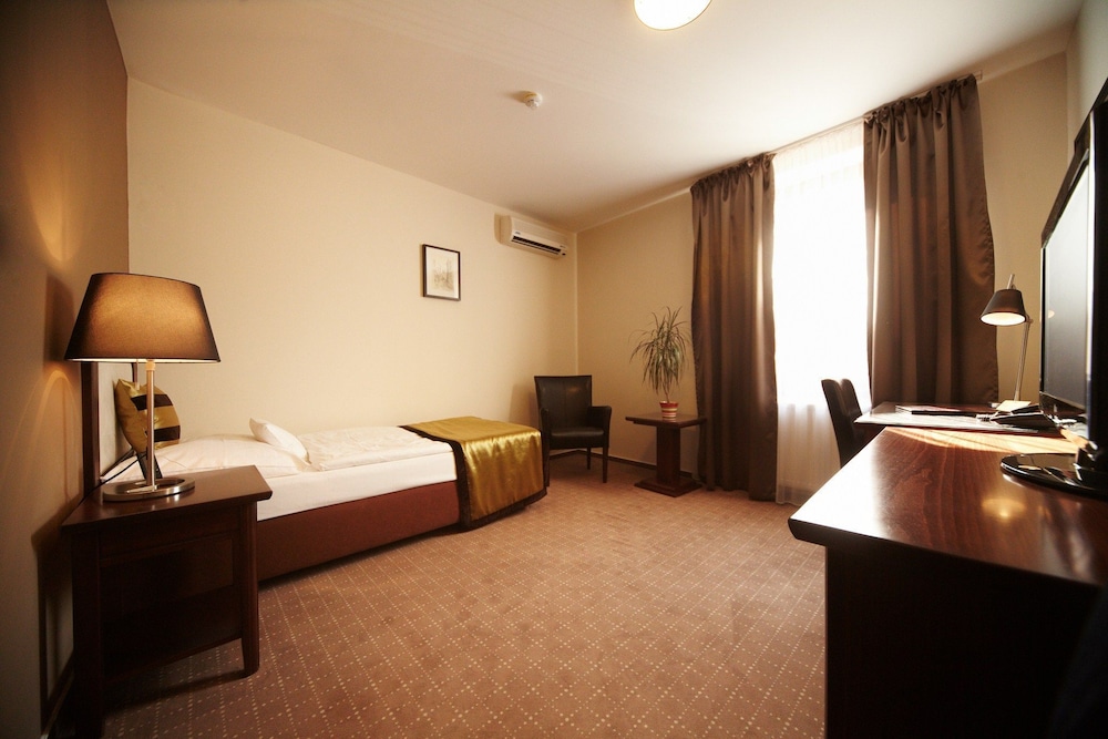 Bristol Hotel 6/52