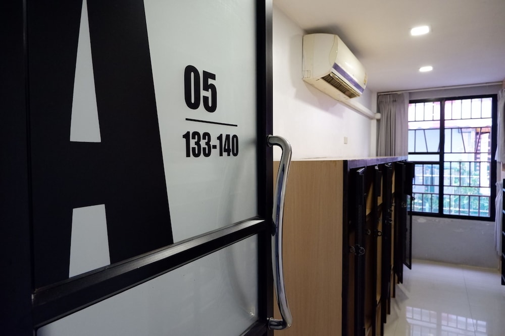 18 Coins Budget Hotel 11/67