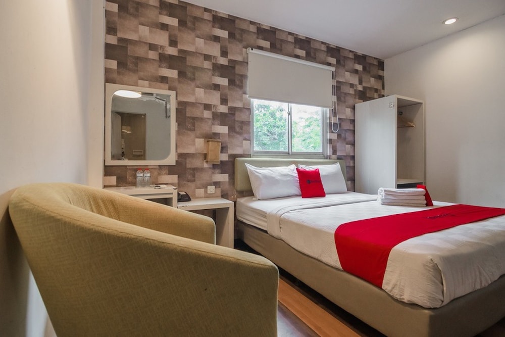 RedDoorz Plus near Mangga Besar Station 2 9/15