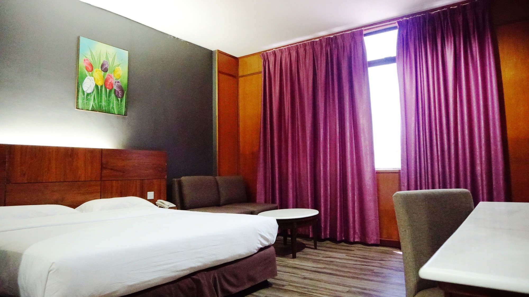 SUPERIOR, QUEEN BED
