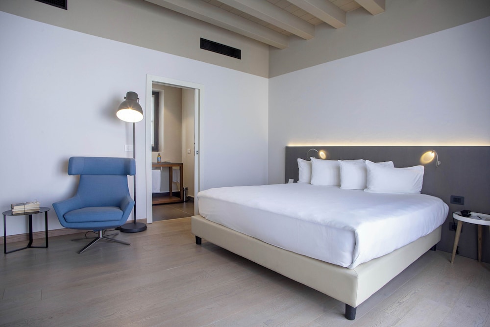 ROOM, QUEEN BED