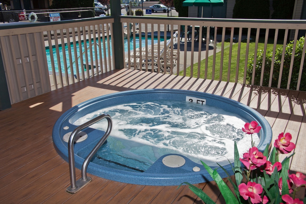Poulsbo Inn Suites 10/25
