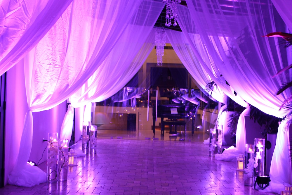 Contempo Hotel 3/49