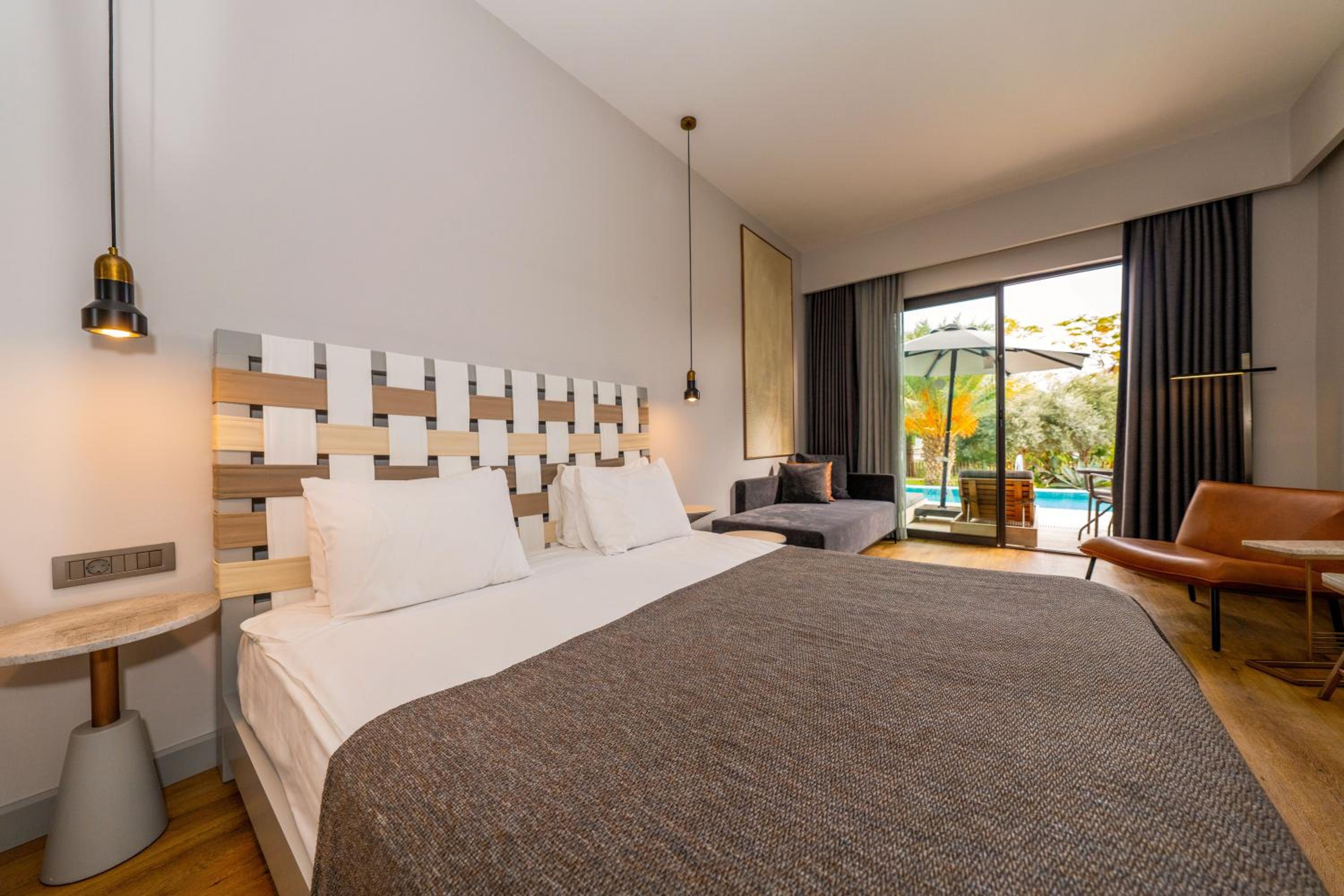 1 Double and 1 Single Bed, Pool Access
