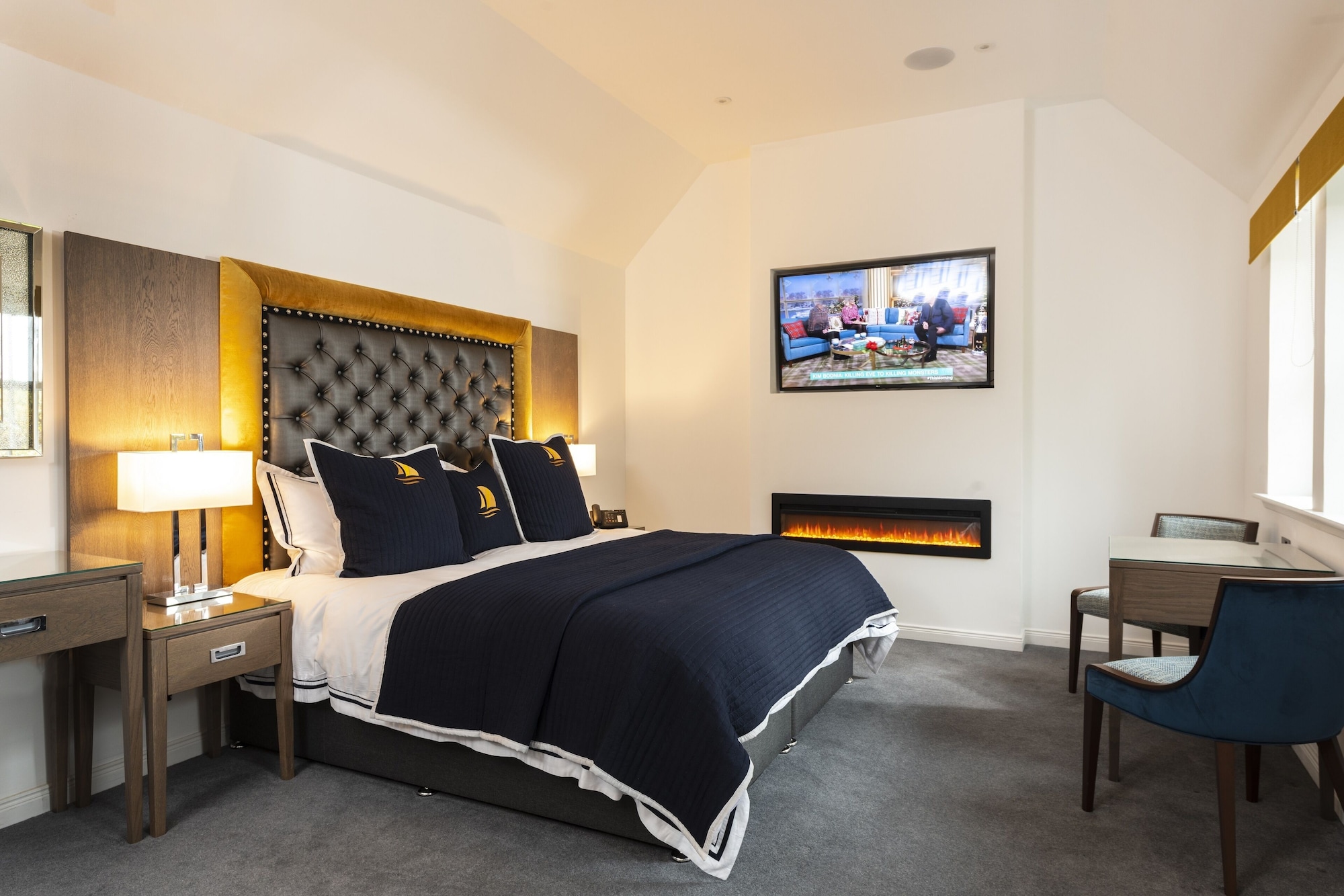 Lodge, King Bed
