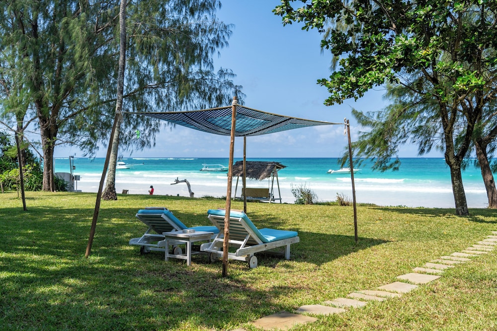 Nomad Beach Resort 68/76