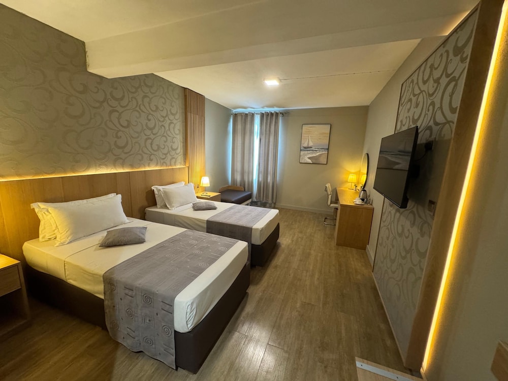 Gold Crest Hotel 17/71