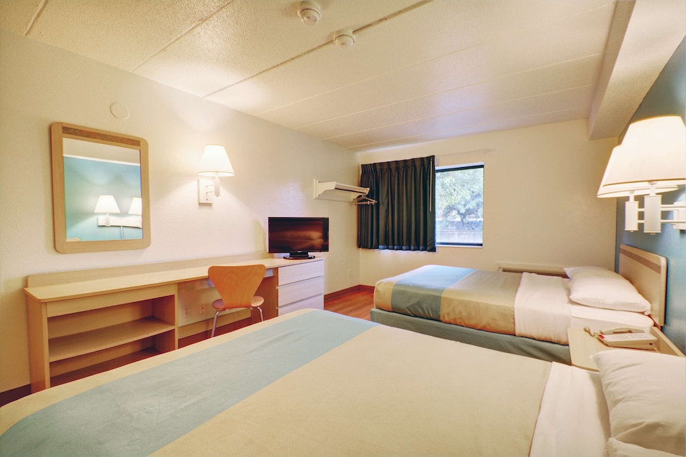 غرفة قياسية رباعية بسريرين كوين، Motel6 Newport, RI 4/10