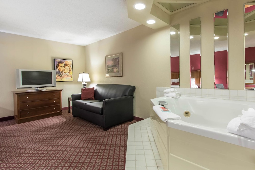 Econo Lodge Inn and Suites Joplin MO 21/42