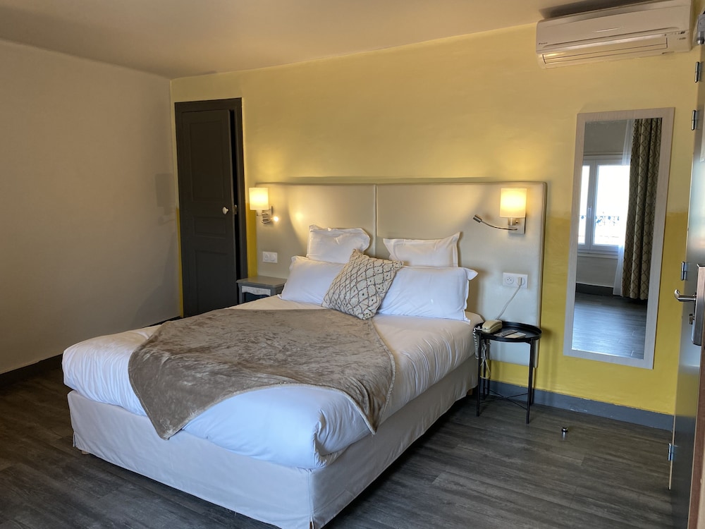 Majestic Hotel 17/50