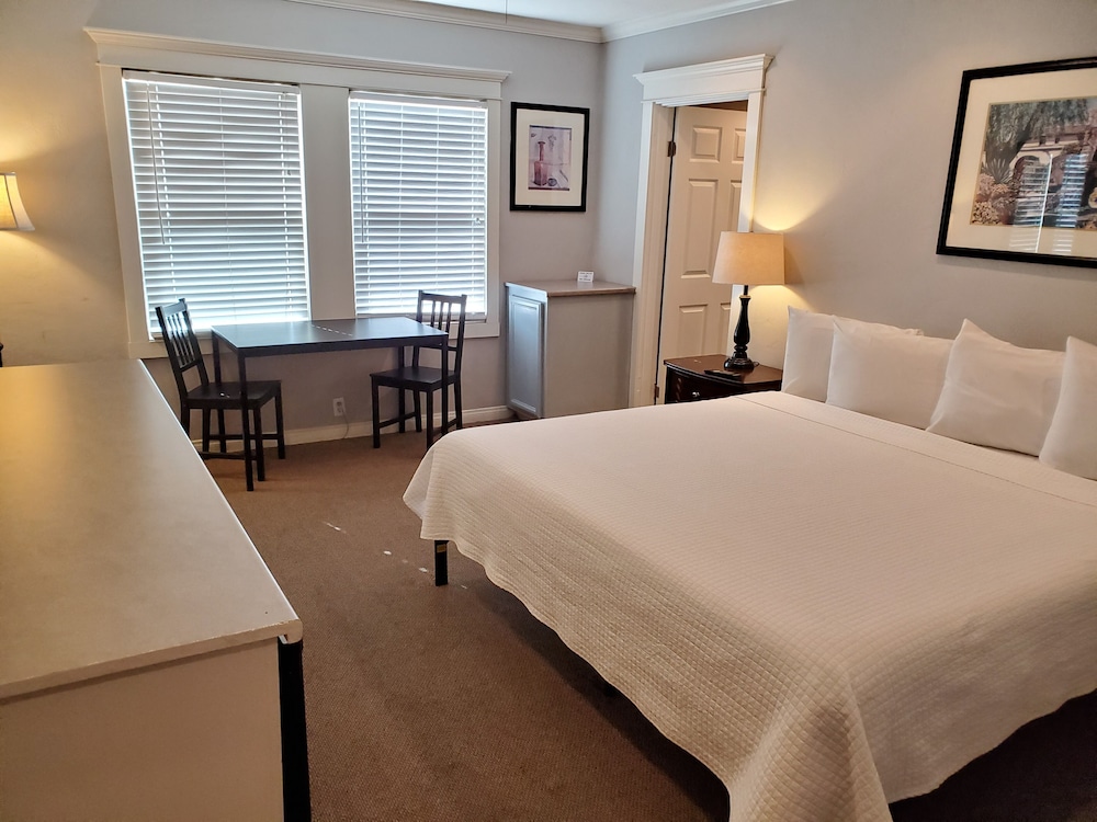 Coronado Inn 24/43