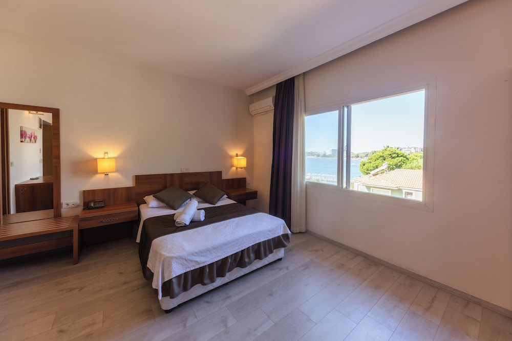 ROOM, DOUBLE BED, SEA VIEW, NO BALCONY