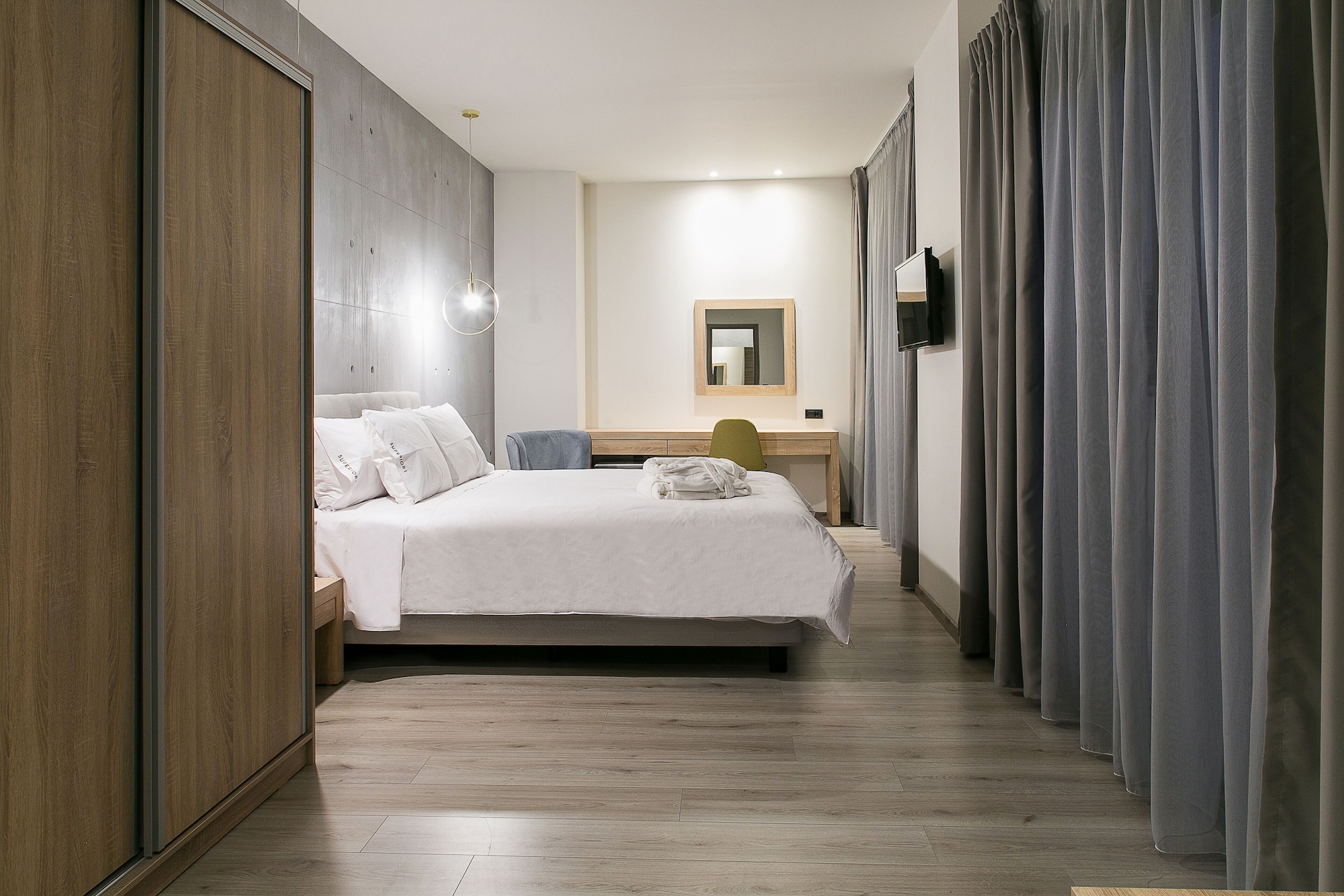 SUITE, QUEEN BED, CITY VIEW