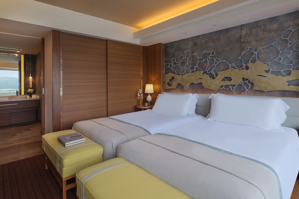 Ana Intercontinental Manza Beach Resort 10/77