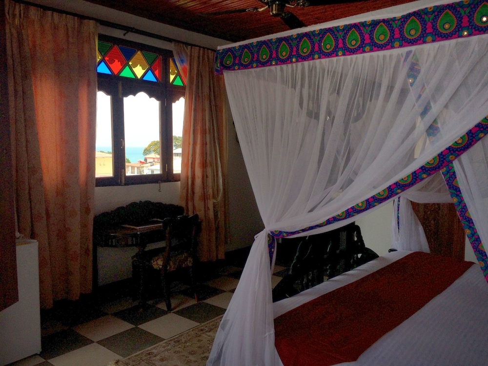 Dhow Palace Hotel 32/75
