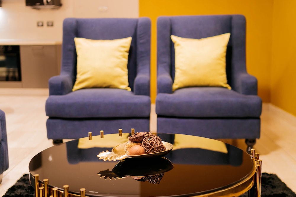 Oak Plaza Suites 53/66