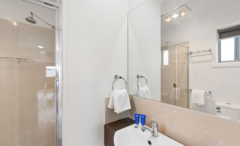 كابينة ديلوكس بسرير كينج وسرير كوين بغرفتي نوم، Discovery Parks - Adelaide Beachfront 3/4