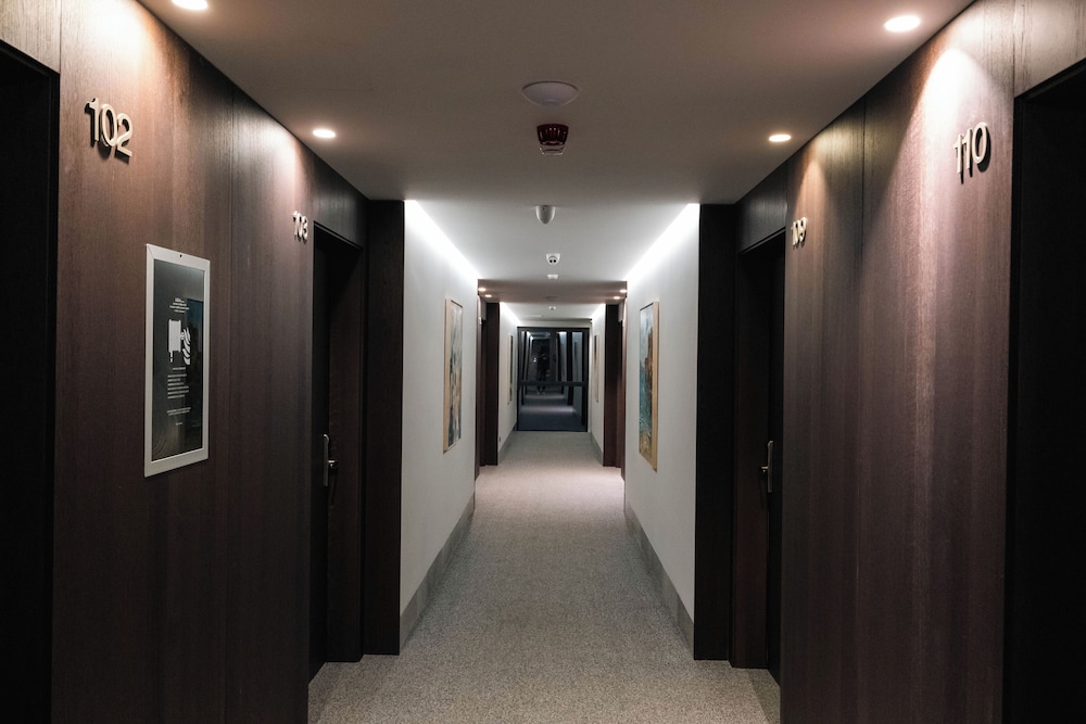 Mazarine Hotel and Restaurant 33/59