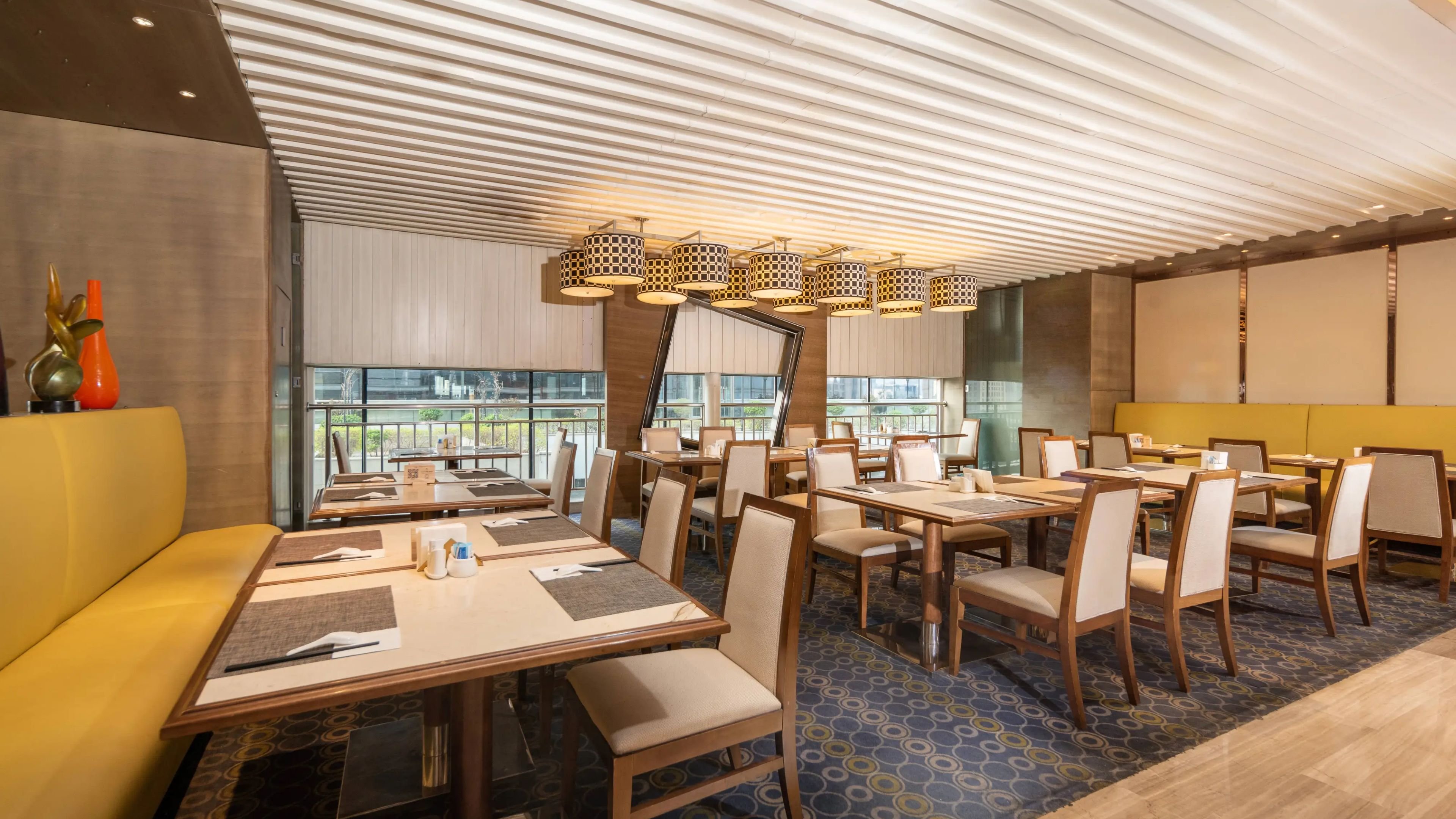 HOLIDAY INN SHIJIAZHUANG CENTRAL 56/77