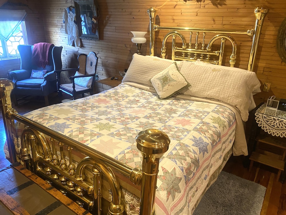 The Queen, A Victorian Bed and Breakfast 27/74
