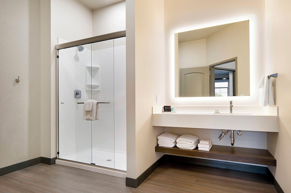 جناح بسريرين كوين بشرفة، Clubhouse Hotel Suites Sioux Falls 3/3