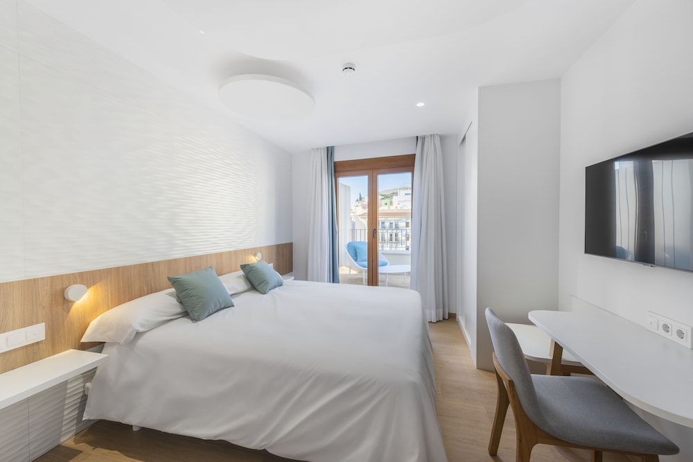 2 Bedrooms, Premium, Apartment, Queen and Twin Beds, City View, Sofa, Terrace, Pool Access