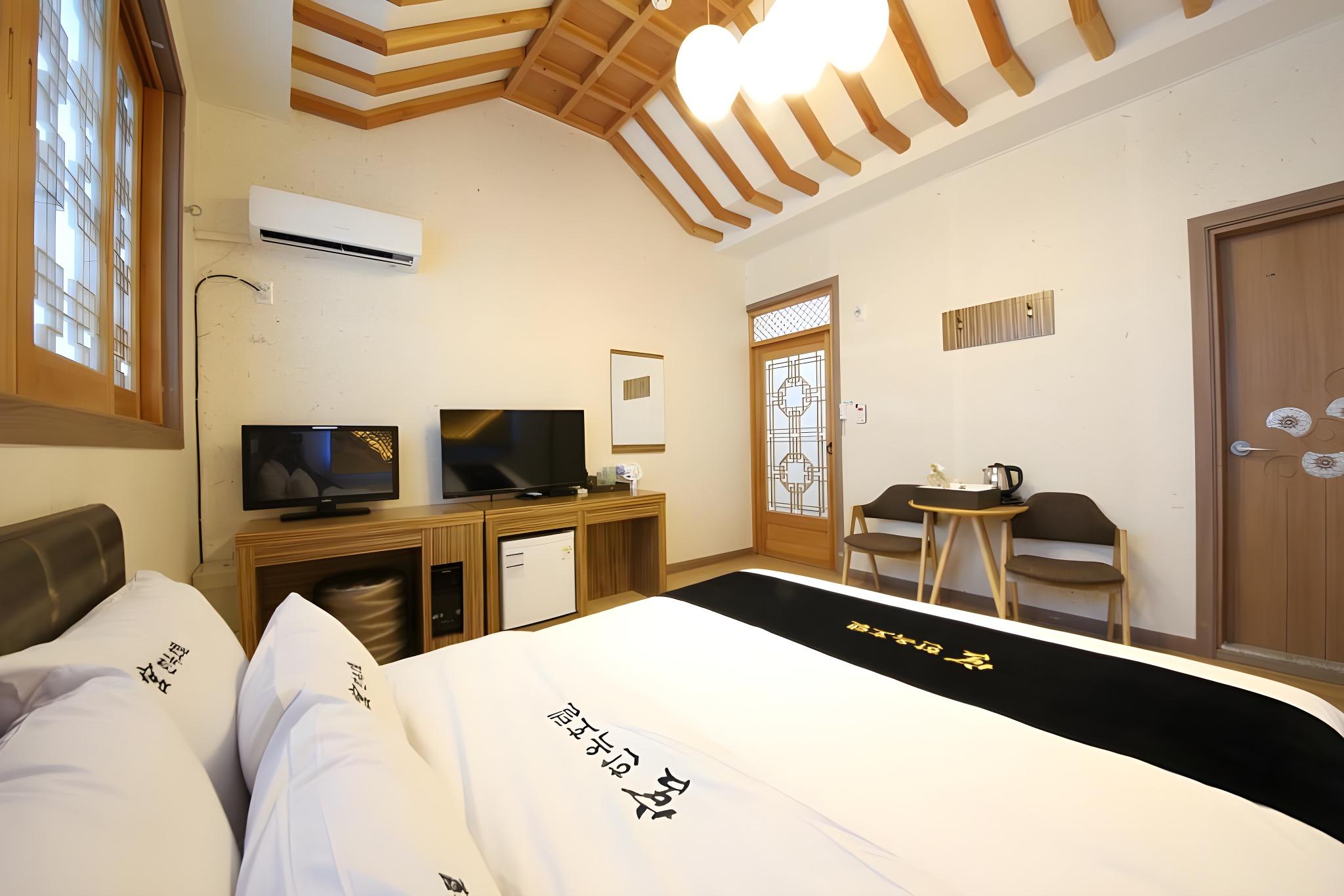 Semi Room, Special
