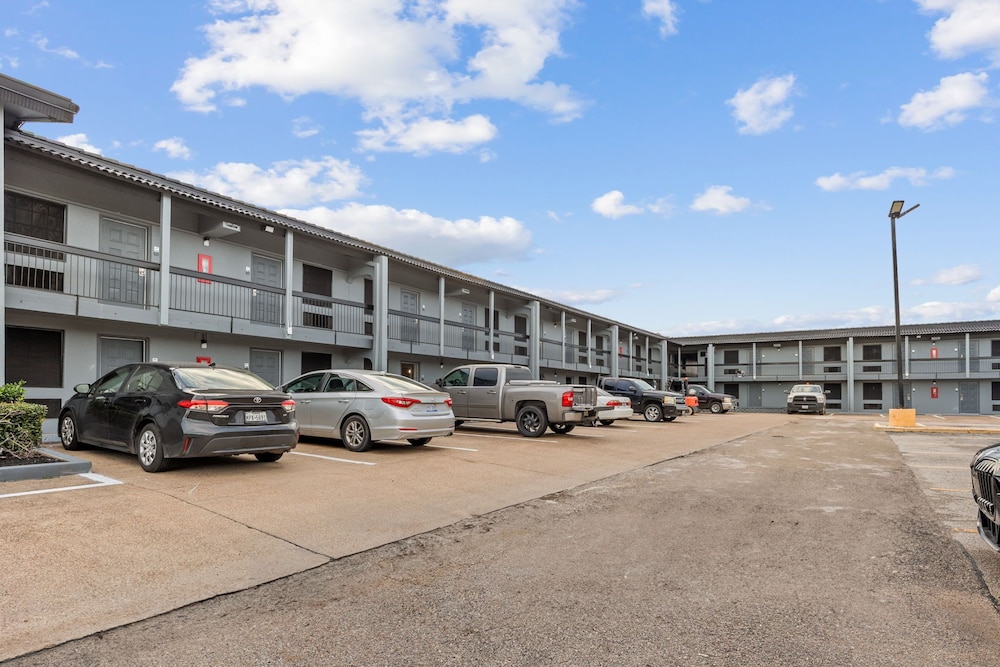 Days Inn & Suites by Wyndham Texas City 40/52