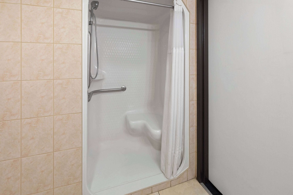 Baymont Inn and Suites by Wyndham Farmington, MO 61/62