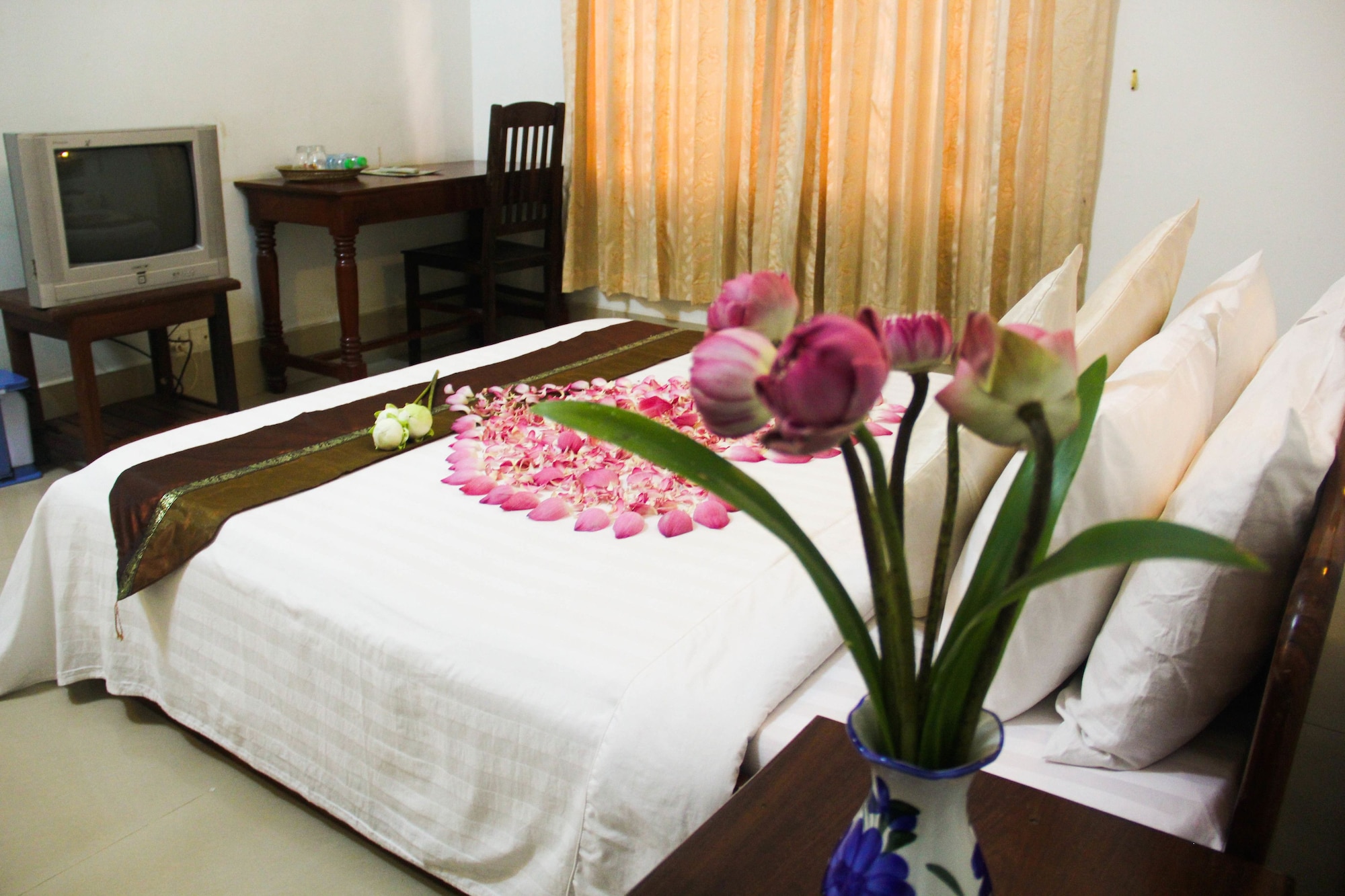 Room, Queen Bed, with Fan، Tropical Breeze Guesthouse 3/4