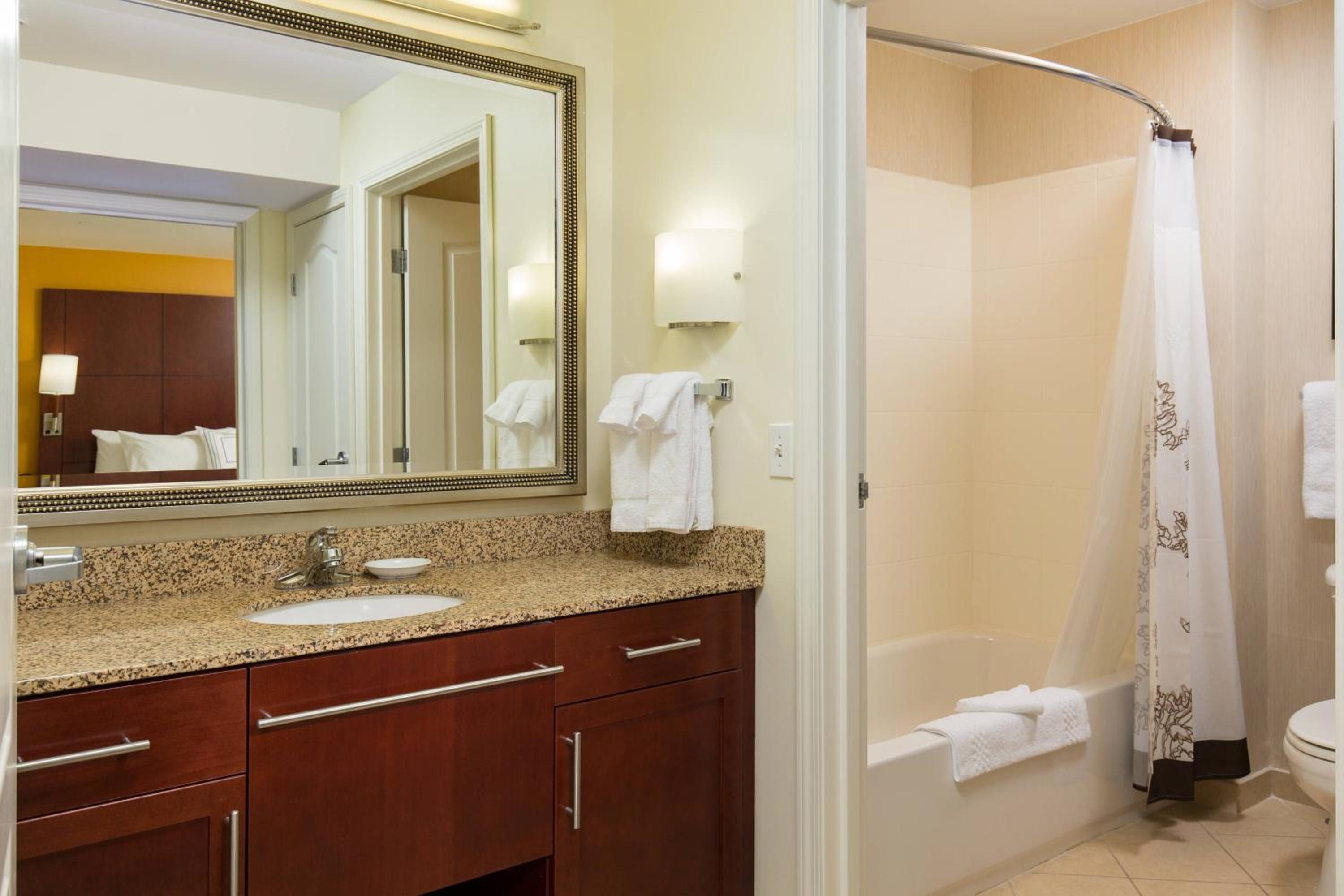 جناح بسرير كينج بغرفة نوم واحدة مع أريكة، Residence Inn by Marriott Dayton Vandalia 3/4