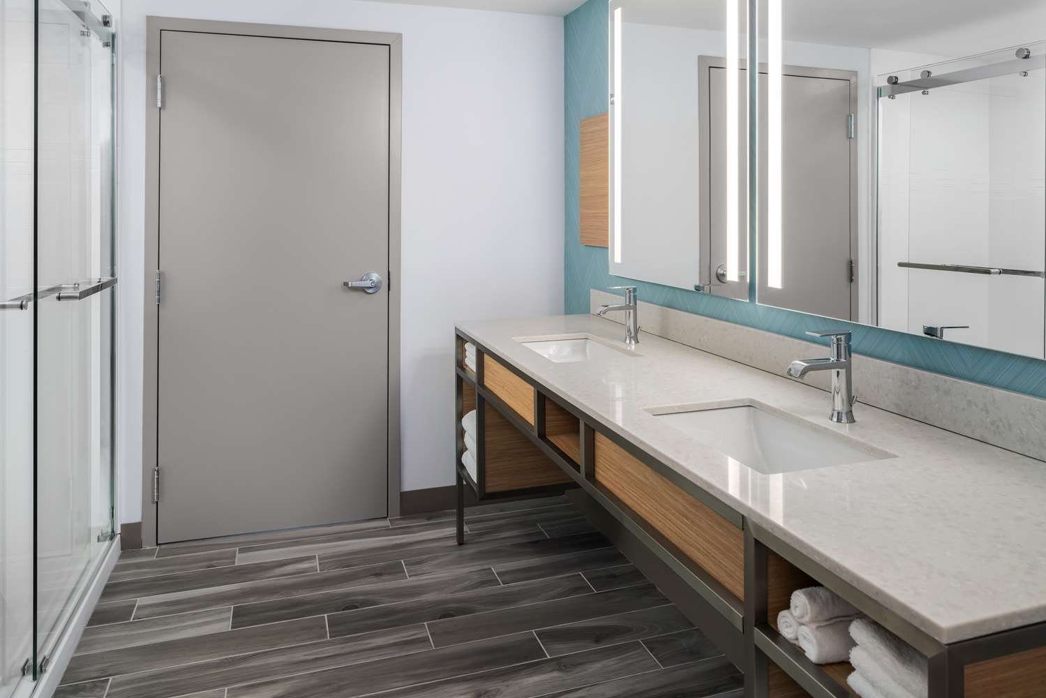 جناح تنفيذي بسرير كينج بغرفة نوم واحدة مع أريكة