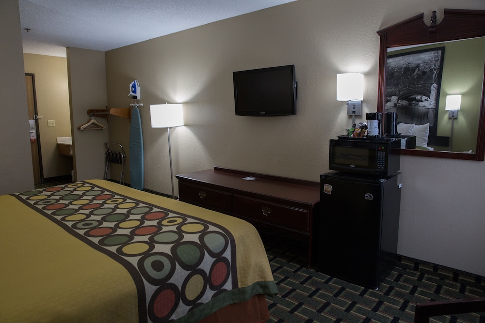 Econo Lodge Canton North 7/15