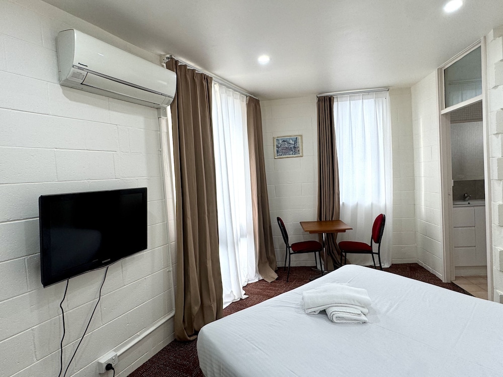 Pathfinder Motel 17/50