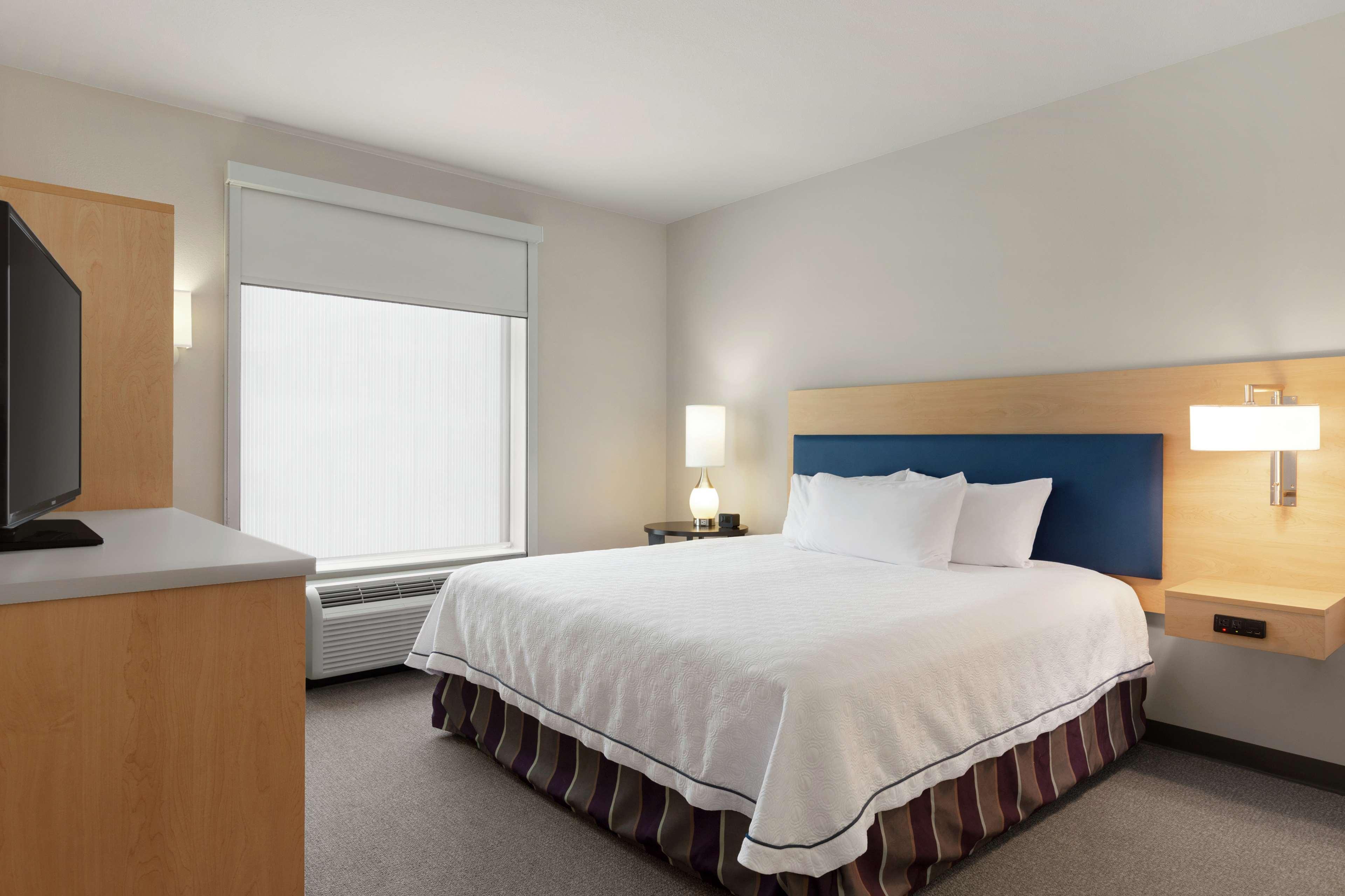 1 BEDROOM, SUITE, KING BED