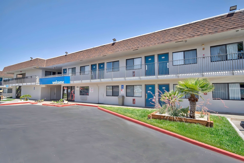 Motel6 Palmdale, CA 7/60