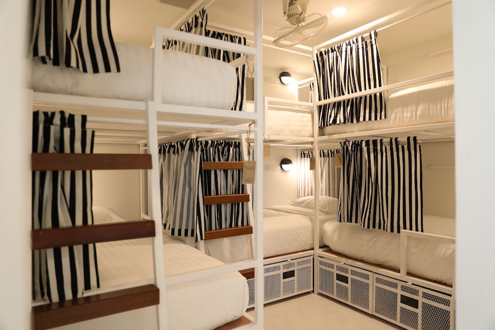 Hostel Lullaby 5/50
