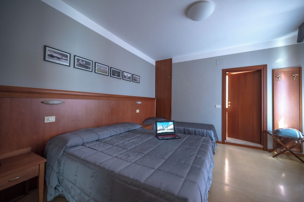 Hotel Moderno Assisi 25/50