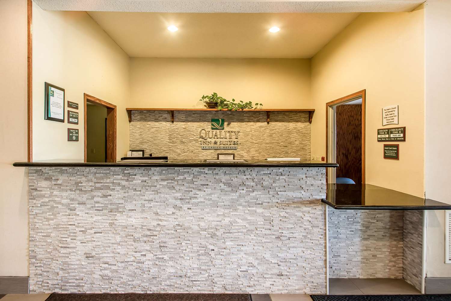 Quality Inn & Suites East Troy I-43 8/33