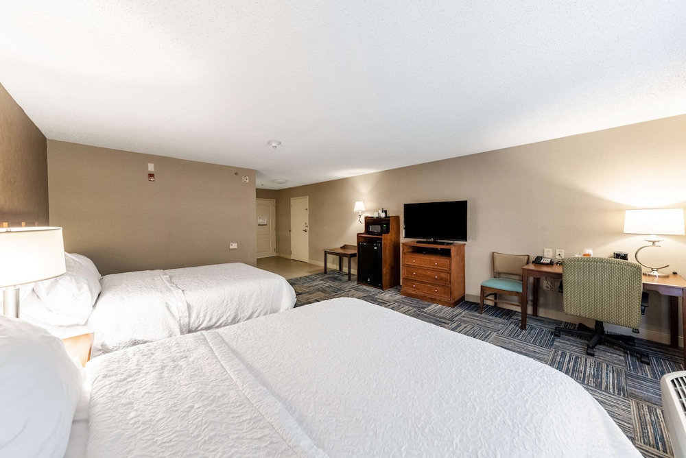 Hampton Inn Greenfield 9/36