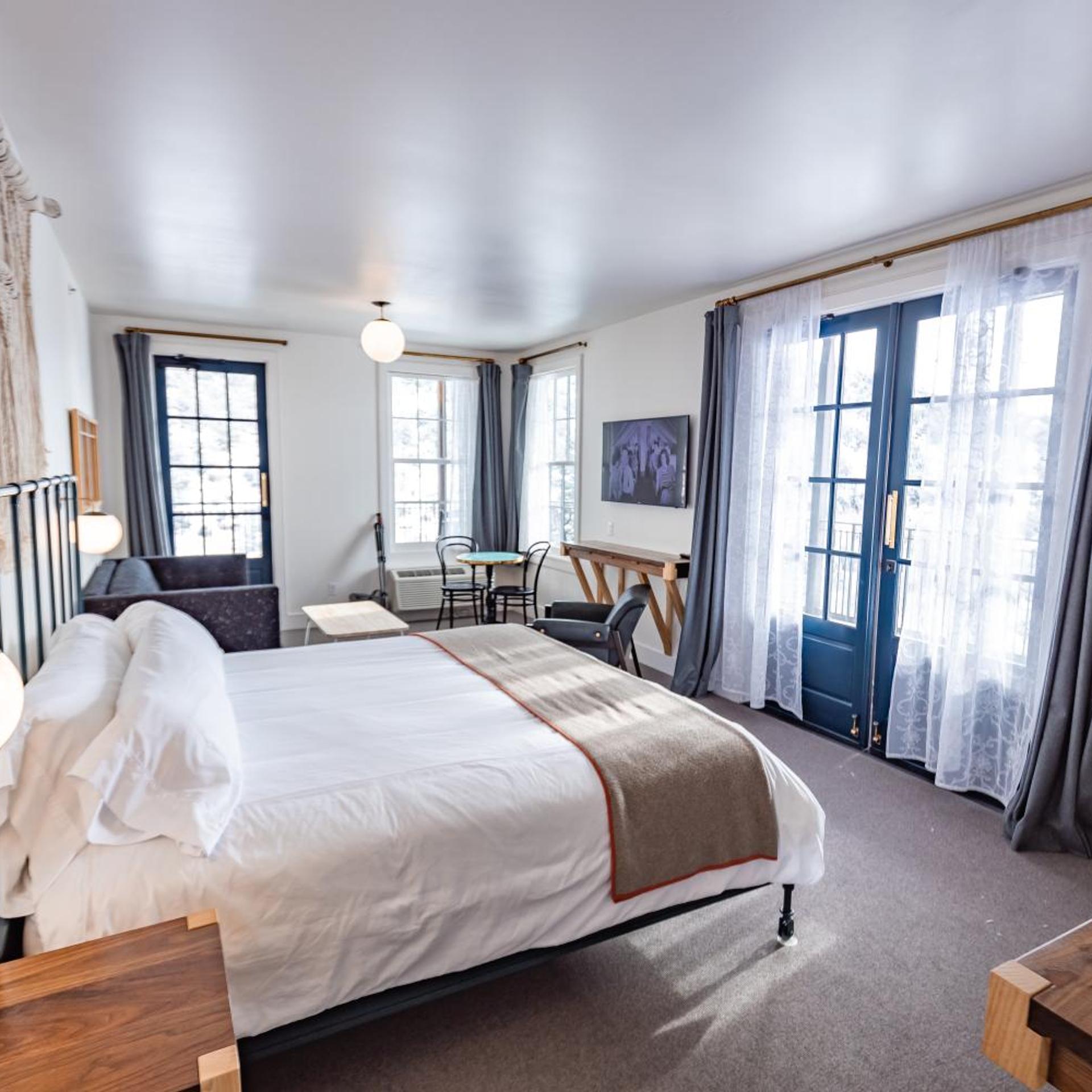 Surf, Superior, Suite, King Bed, River View