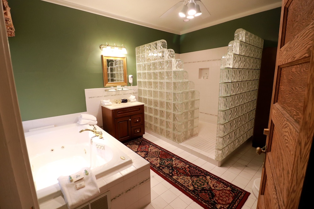 Rose, Suite, King Bed, Jetted Tub