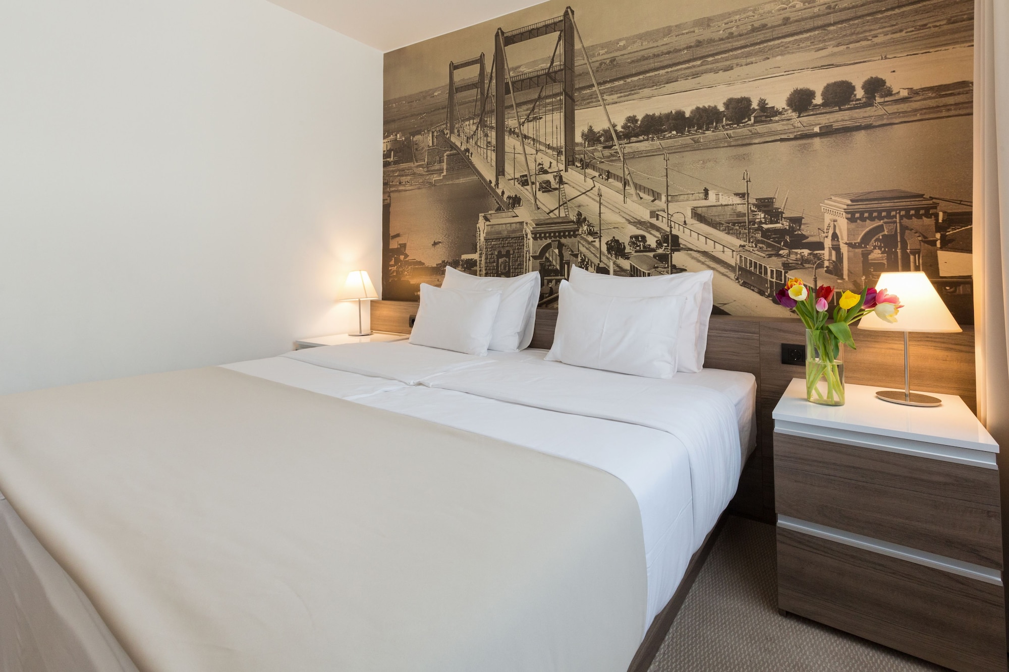 DELUXE, QUEEN BED